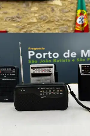 rádios que a Junta de Freguesia de Porto de Mós comprou para distribuir à população 